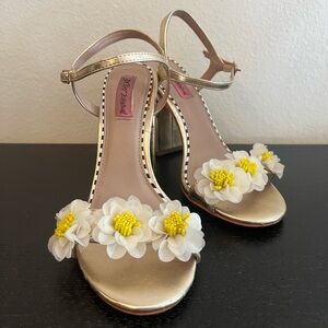Betsey Johnson Gold Heels with Daisy Beaded Flowers!!!